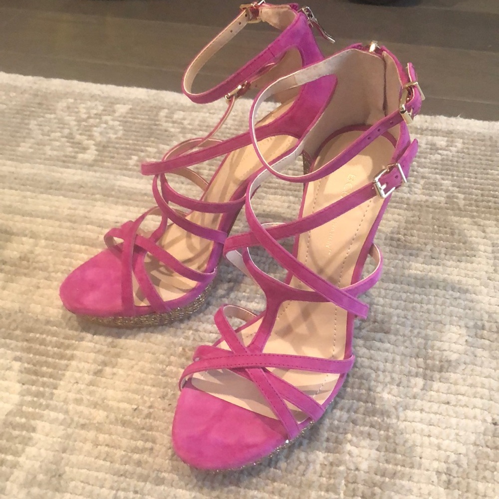 BCBG “montie” magenta heel size 8
